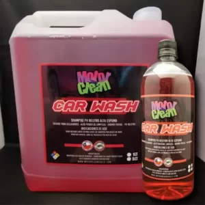 Afiche publicitario de shampoo neutro para auto de la marca Motor Clean de venta en Aseo Eficaz. En la imagen se muestran bidones de producto color rojo sobre un fondo oscuro con espuma de lavado y burbujas. En la parte inferior se detallan las instrucciones de uso para lanza espuma y lavado manual.
